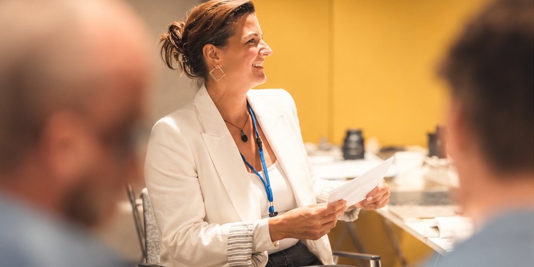 Isidora Grau im Briefing mit zwei Gesprächspartnern